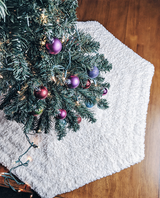 Ravelry Faux Fur Tree Skirt pattern by Ginger Knots