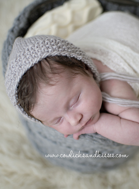 Moss Stitch Newborn Bonnet