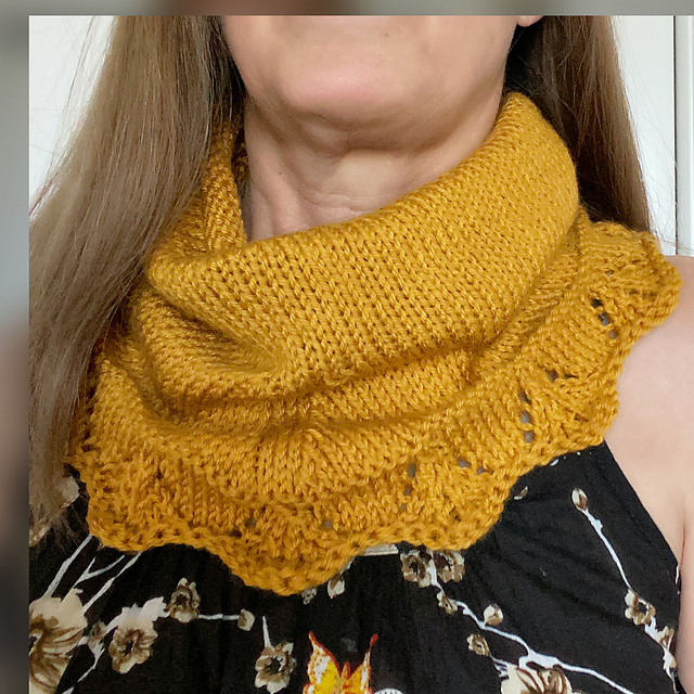 WW020 Lace Edge Cowl