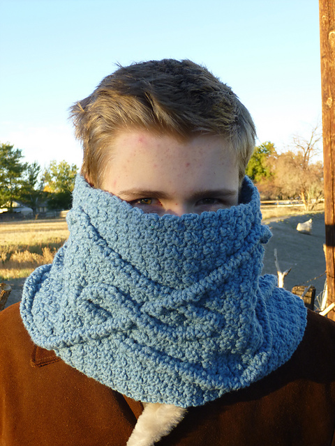 Lochain Cabled Waves Cowl