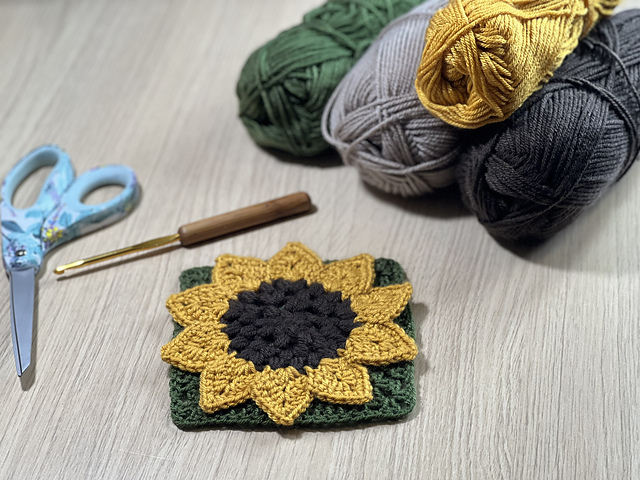 Ravelry: Simple Sunflower Square pattern by Kelsie Hauck