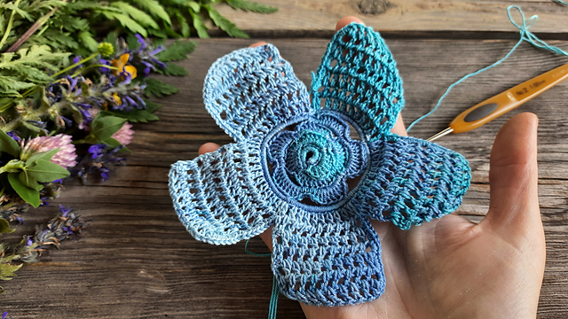 Outstanding Forget-me-not Motif