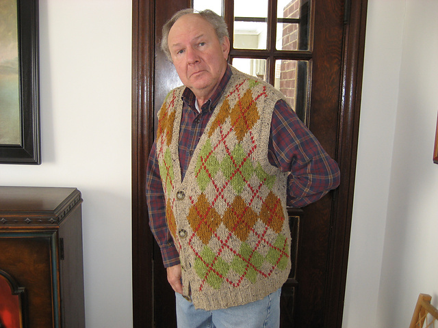 #11 Men's standard-fitting argyle cardigan vest