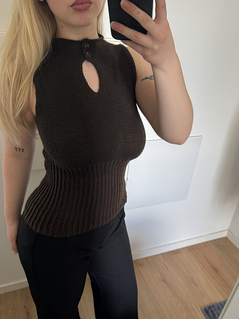 Maggie Sleeveless Keyhole Top
