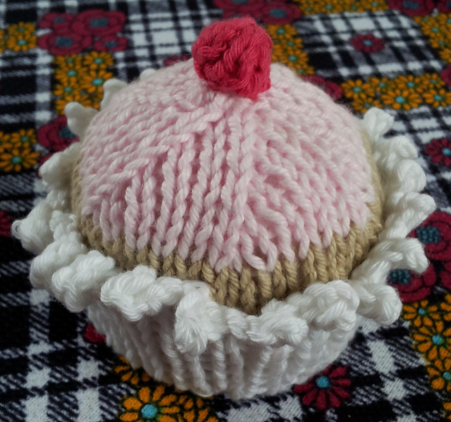 No Calorie Knitted Cupcake - straight needles