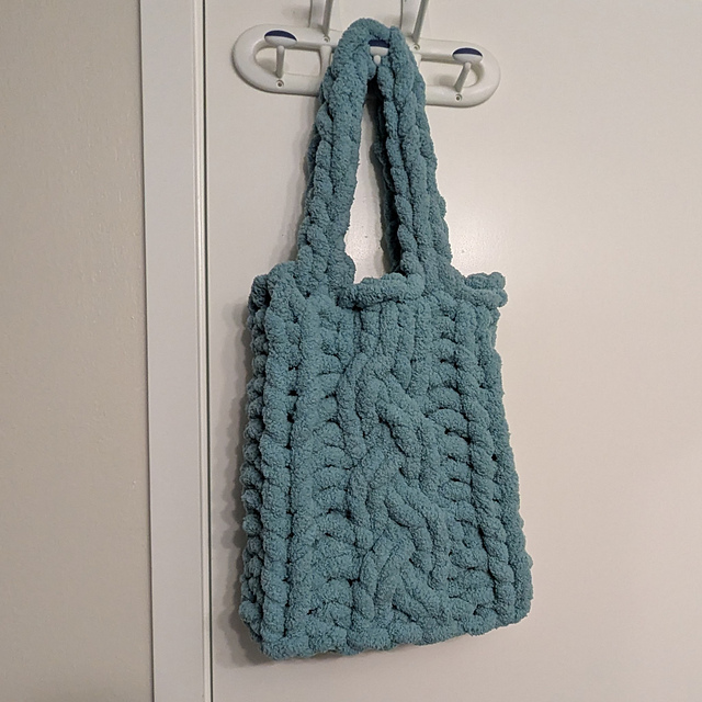 Cabled Finger-Knit Bag