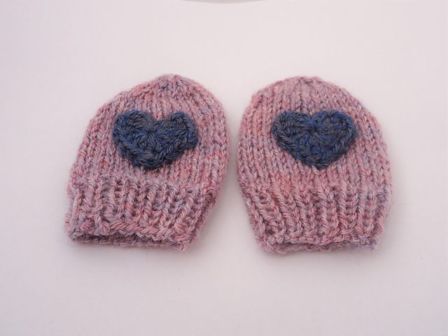 Simple seamless baby mittens