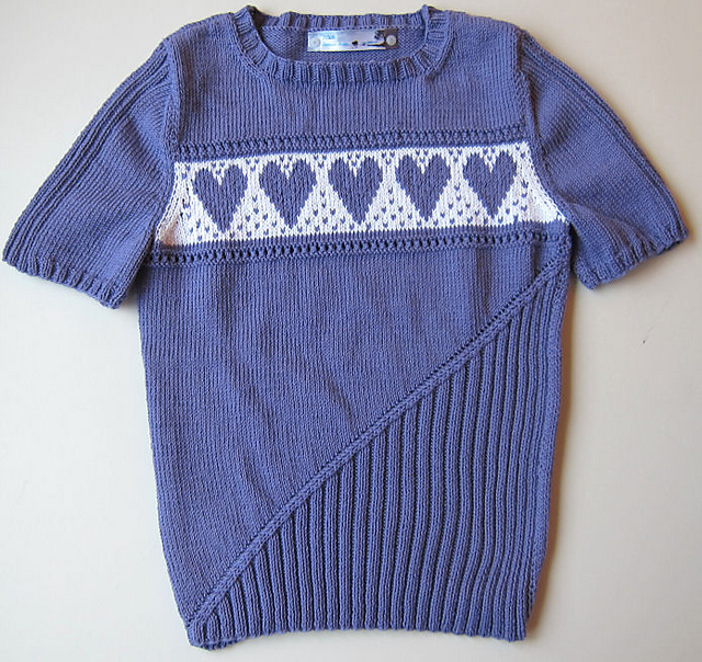 Modell 3 Pulli mit Herzmotiven
