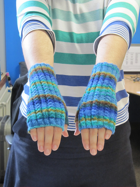 Twisting cable fingerless gloves