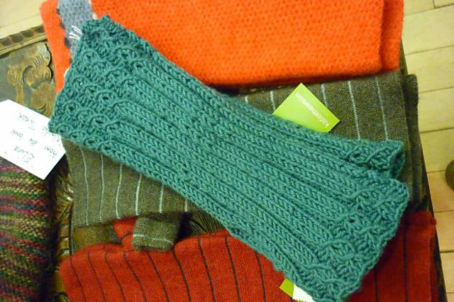 Mock Cable Wristies