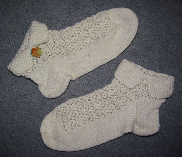 Lochmustersneaker mit Kragen
