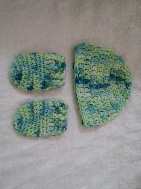 Newborn hat and mitts set