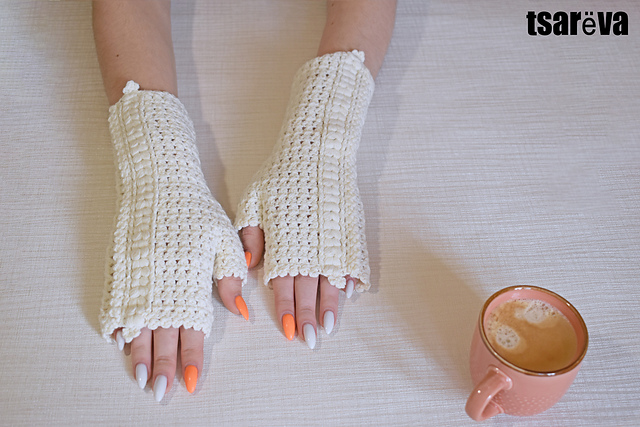Soft mitts with picots