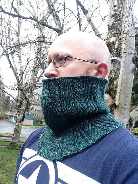 Twisted Stitch Columns Cowl