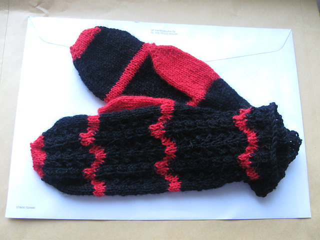 Wavy Lace Mittens
