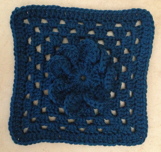 Bulky grannysquare with a flower