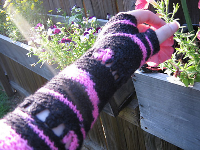 Fingerless gloves with shells