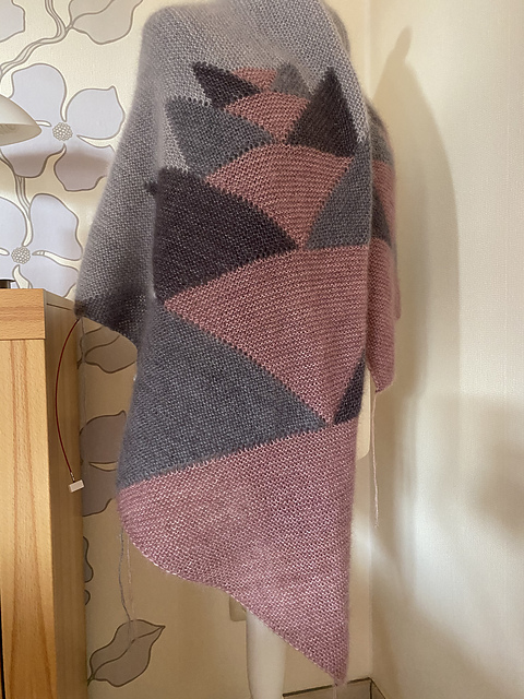 Ravelry: Tylerbonni's Modular Inlay Wrap