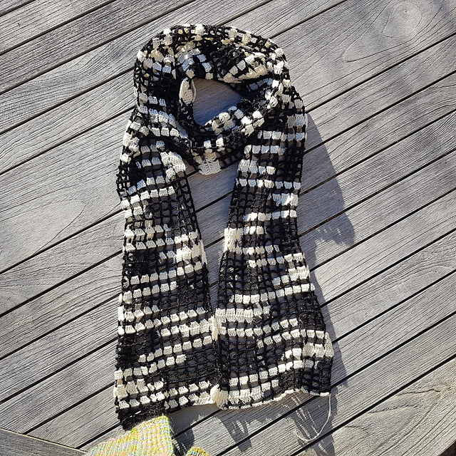 Grid scarf
