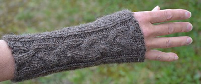 Cabled wristlets/Långa muddar med fläta