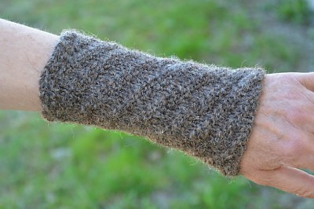 Wristwarmers with diagonal effect