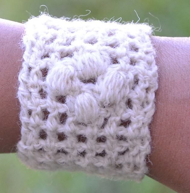 Gridded cuff/Pulsvärmare i gallerspets
