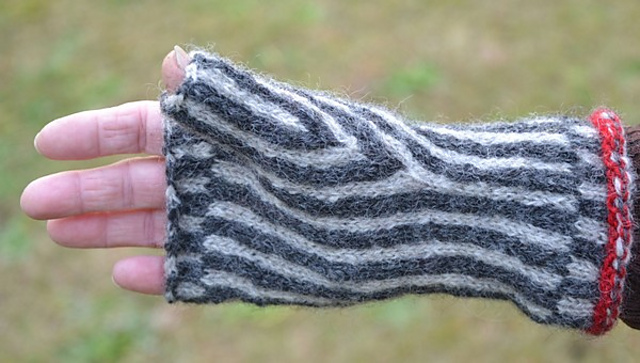 Half mitt with V-shaped thumb gusset