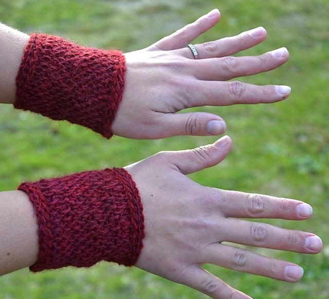 Cuffs in waffel stitch/Våffelkrokade pulsvarmare