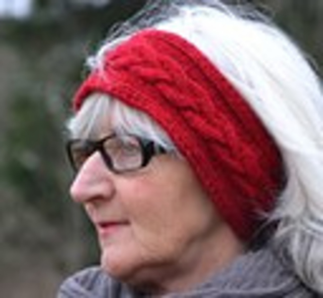 Cabled headband in red/Rött pannband med fläta