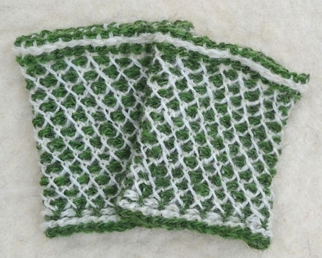 Tunisian cross stitch cuffs in the round/Rundkrokade pulsvärmare i korsmönster