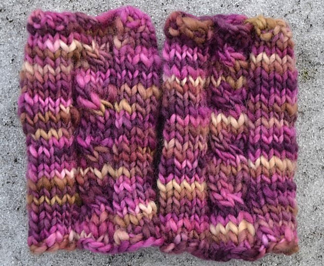 Cabled cuffs/Muddar med fläta