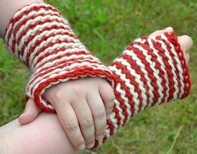 Two-tone wristwarmers/Tvåfärgade muddar