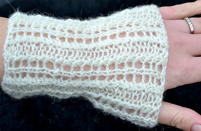 Ann's eyelet cuffs/Anns öljettmuddar
