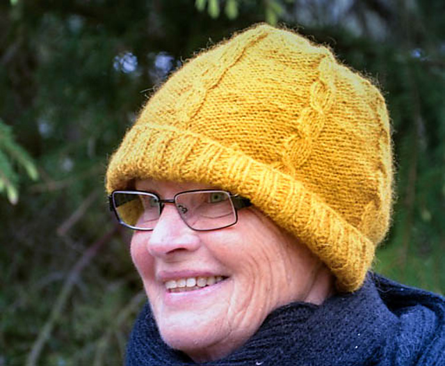 Beanie with cables/Mössa med flätor