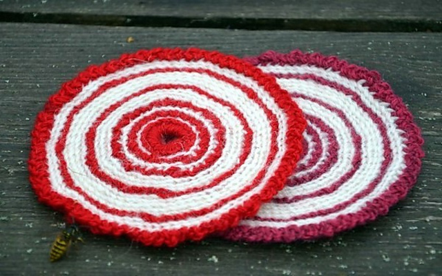 Slip stitch coasters/Smygmaskvirkade koppunderlägg