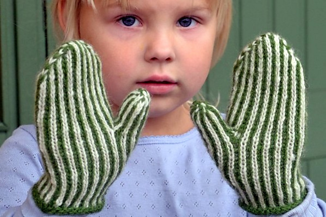 Twined kid's mitt/Tvåändsstickad barnvante