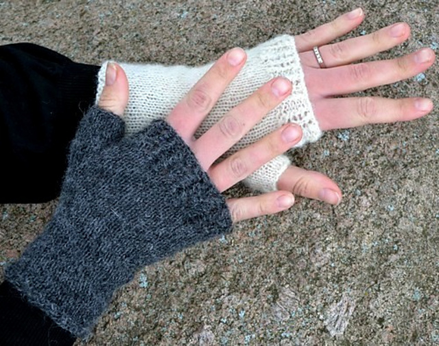 Lace edged half mitts/Spetskantade halvvantar