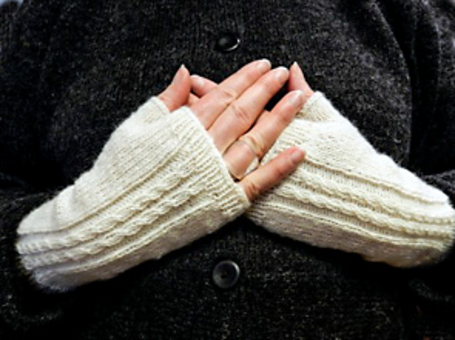 Half mitt with cables