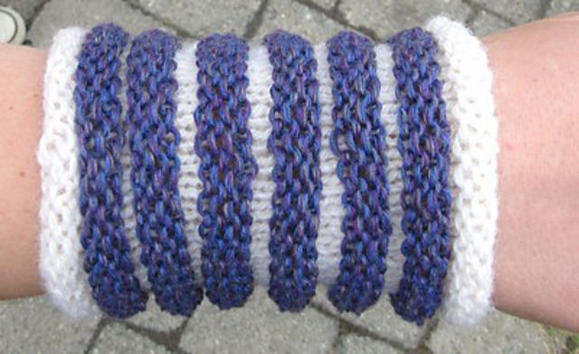 Loopy wrist warmers/Pulsvärmare med ringar