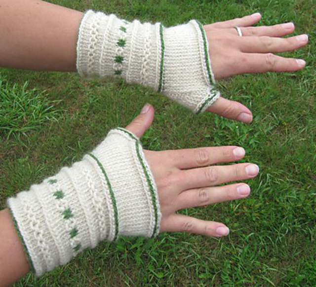 Wristwarmers in twined knitting