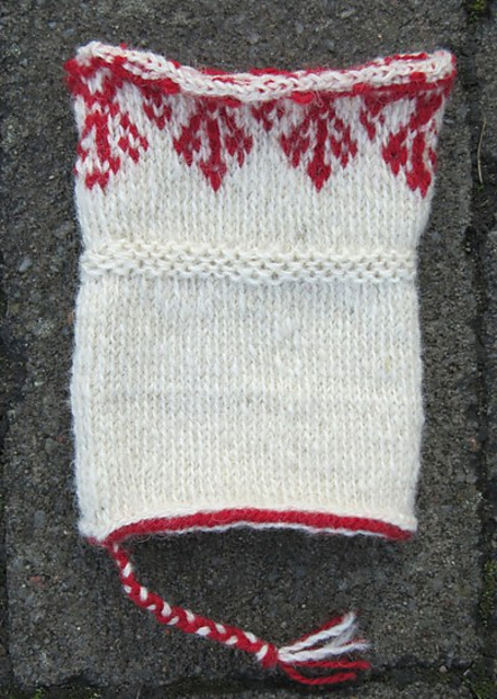 Two-end knitted wristwarmers/Tvåändsstickade pulsvärmare 