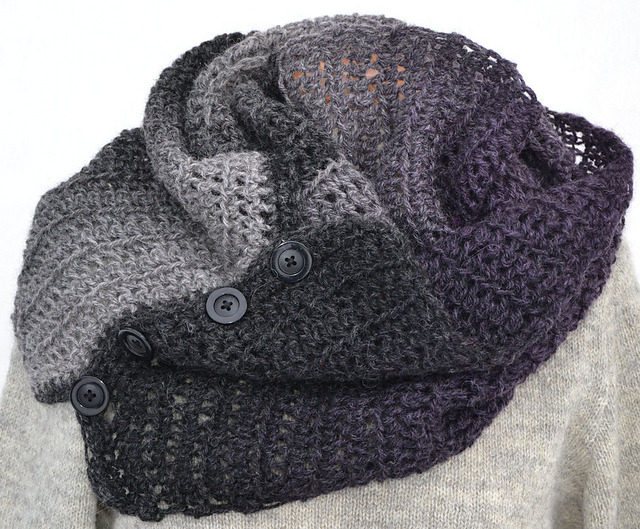 Big scarf with buttons/Stor halsduk med knappar