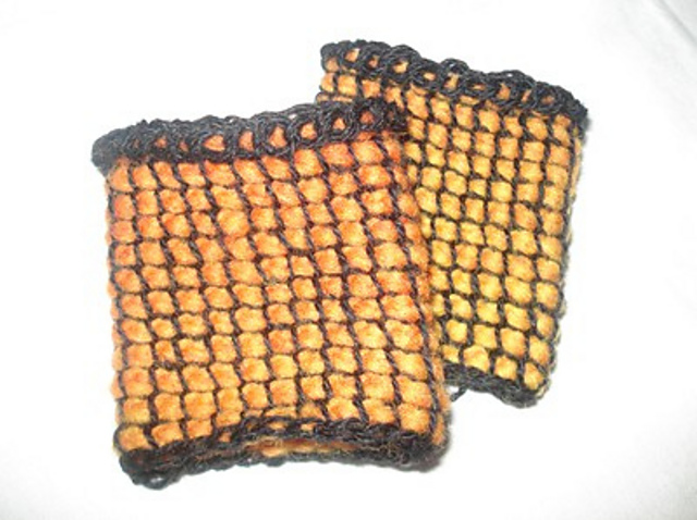 Wristwarmers in Unspun