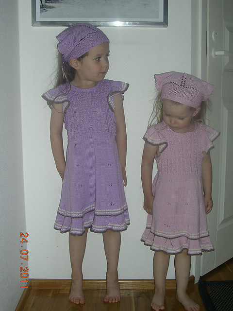 6935 Mädchenkleid mit Lochmuster