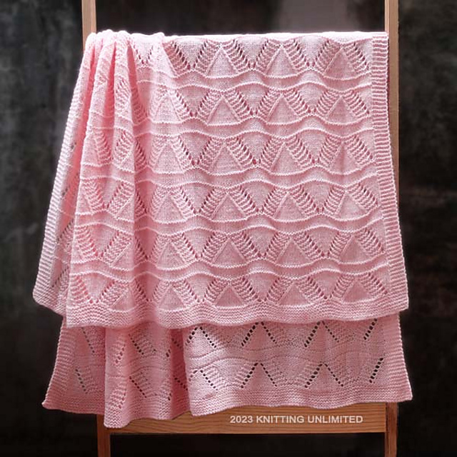 Pink waves Blanket