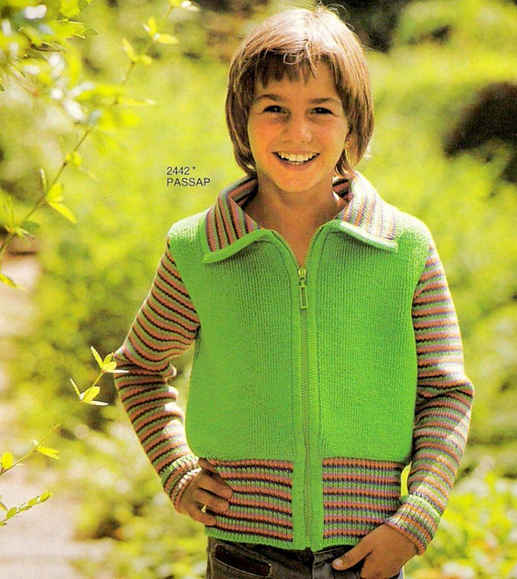 2442 Child's cardigan in a carpet pattern