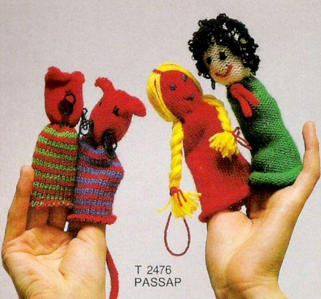 2476 Glove puppets