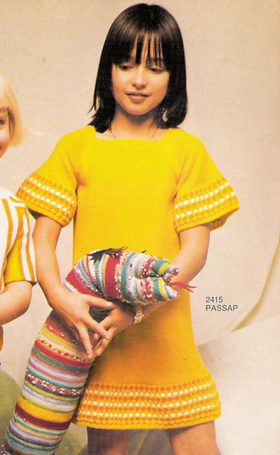 2415 Girl's dress with raglan sleeves