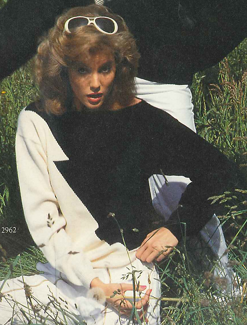 2962 Lady's intarsia sweater