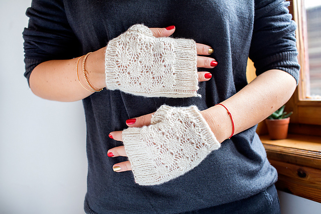 Dot Lace Mitts